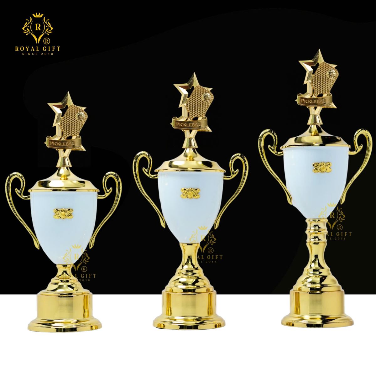 Bộ ba cúp pickleball kim loại HGC7DT của Royal Gift với cùng kiểu dáng và các chiều cao khác nhau