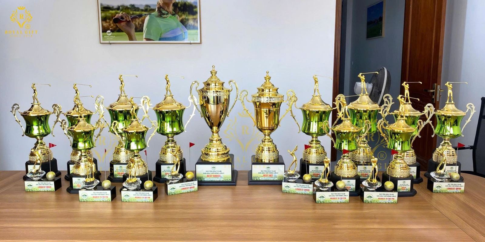Bộ cúp kim loại và cúp hình golfer tại Giải Golf CLB Núi Tản mở rộng lần thứ II 2026